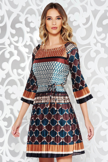 Rochie SunShine maro de zi plisata din material satinat accesorizata cu cordon