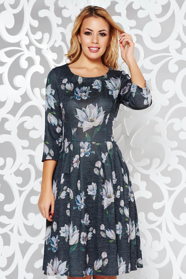 Rochie neagra de zi in clos din material tricotat moale cu imprimeuri florale