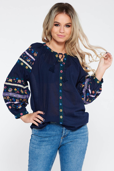 Bluza dama albastra-inchis casual cu croi larg din material vaporos cu insertii de broderie