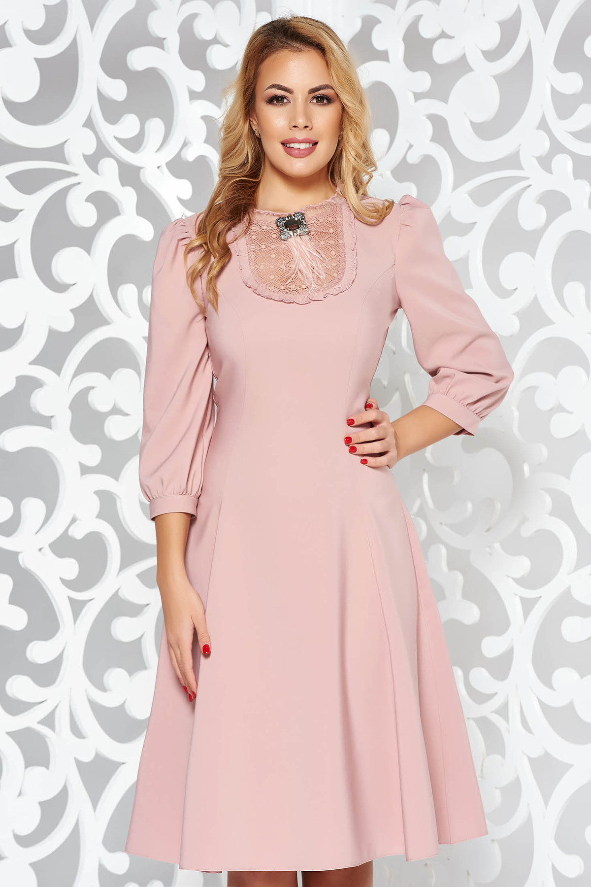 Rochie LaDonna rosa eleganta in clos din stofa subtire usor elastica cu aplicatii de dantela si maneci bufante