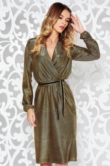 Rochie StarShinerS aurie de ocazie in clos cu decolteu in v cu elastic in talie accesorizata cu cordon