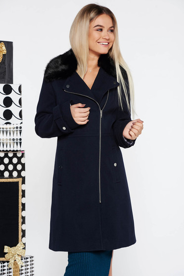 Palton albastru-inchis casual din material gros cu un croi cambrat cu guler din blana