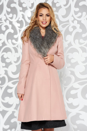 Palton rosa elegant cu maneca lunga din stofa cu un croi cambrat cu guler din blana