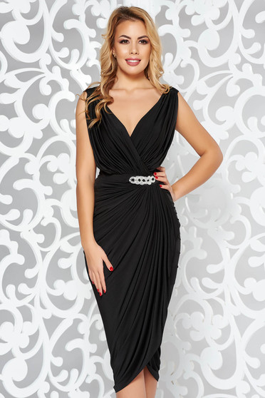 Rochie neagra de ocazie petrecuta cu un croi mulat din material subtire accesorizata cu pietre stras