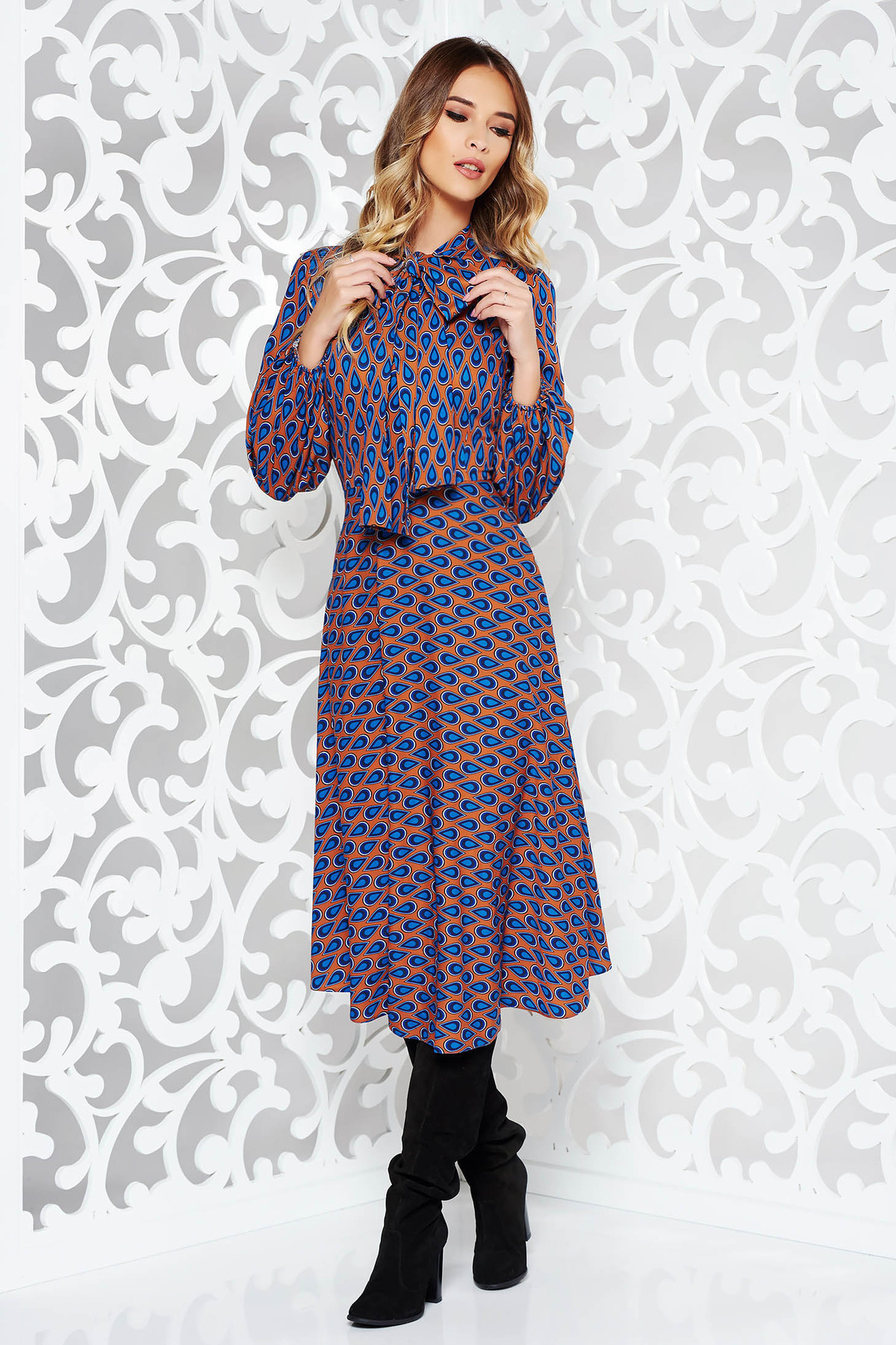 Rochie caramizie casual in clos din material satinat cu imprimeu grafic