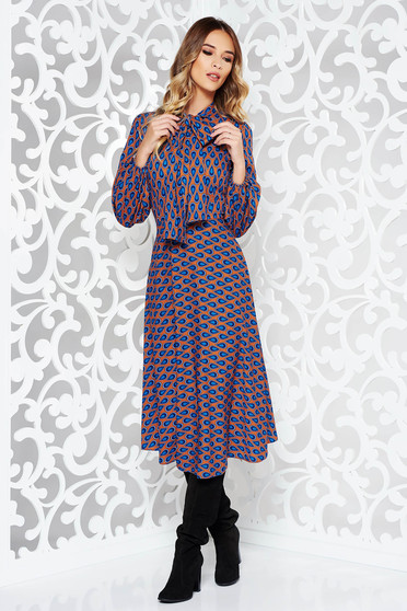 Rochie caramizie casual in clos din material satinat cu imprimeu grafic