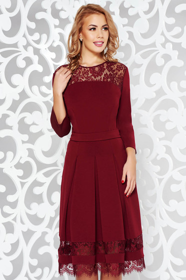 Rochie visinie de ocazie in clos din material usor elastic cu aplicatii de dantela