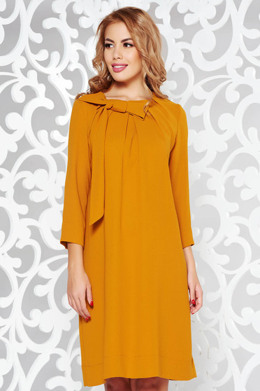 Rochie LaDonna mustarie eleganta cu croi larg din stofa neelastica cu maneci trei-sferturi