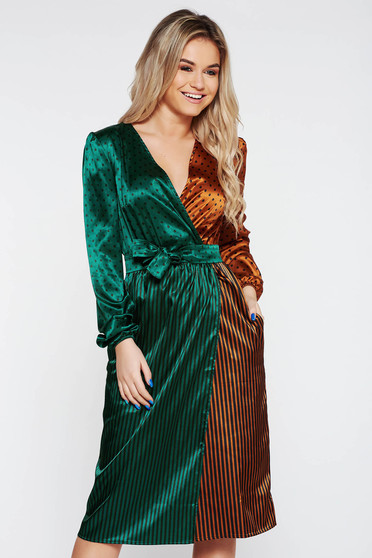 Rochie StarShinerS verde-inchis eleganta midi petrecuta din material satinat accesorizata cu cordon