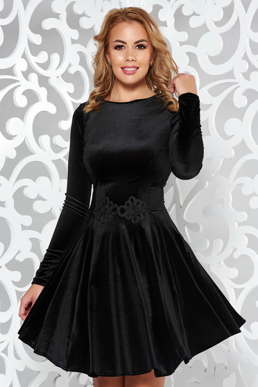 Rochie Artista neagra de ocazie in clos din catifea cu insertii de broderie