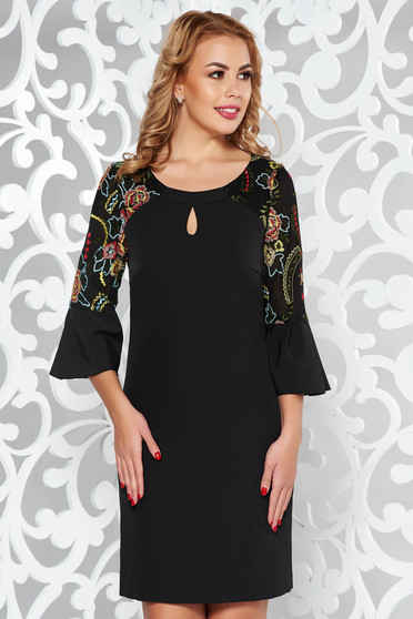 Rochie neagra eleganta din stofa subtire usor elastica cu insertii de broderie cu maneci clopot