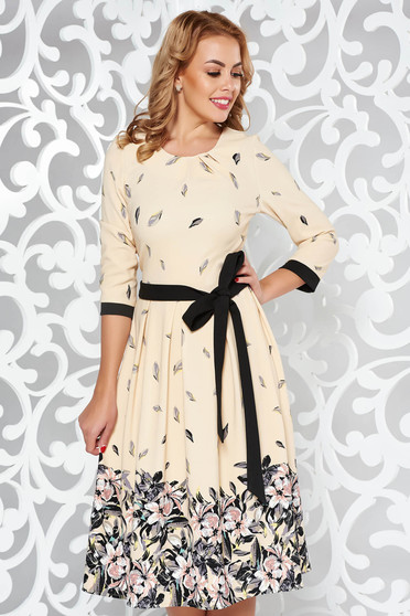 Rochie crem eleganta in clos din material elastic cu imprimeu floral accesorizata cu cordon
