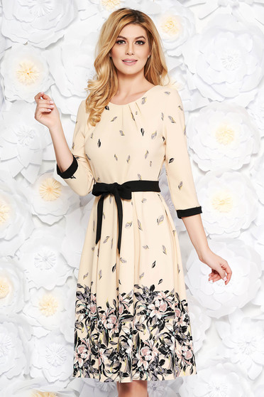 Rochie crem eleganta in clos din material elastic cu imprimeu floral accesorizata cu cordon