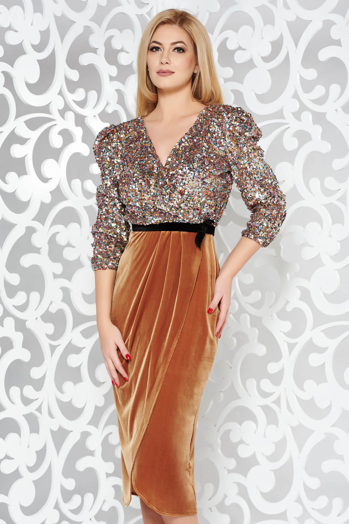 Rochie StarShinerS mustarie de ocazie tip creion din catifea cu paiete cu decolteu in v
