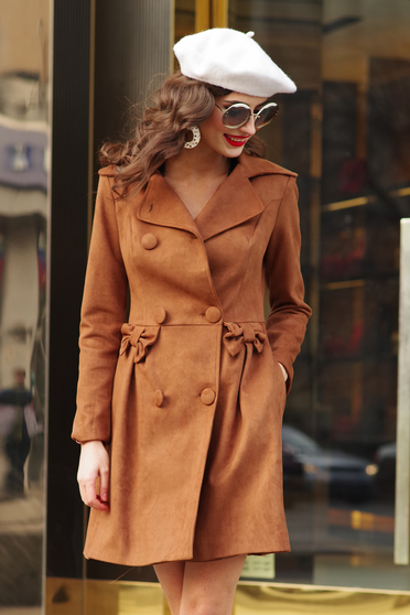 Trench Artista maro in clos din material catifelat captusit pe interior cu buzunare accesorizat cu fundite