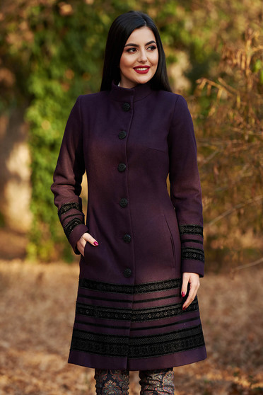 Palton LaDonna mov elegant cu un croi cambrat din stofa captusit pe interior cu aplicatii de catifea si cu buzunare