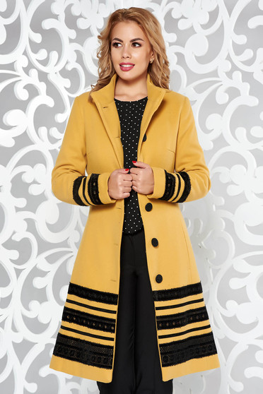 Palton LaDonna mustariu elegant cu un croi cambrat din stofa captusit pe interior cu aplicatii de catifea si cu buzunare