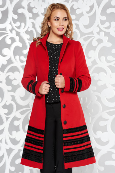 Palton LaDonna rosu elegant cu un croi cambrat din stofa captusit pe interior cu aplicatii de catifea si cu buzunare
