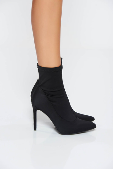 Botine neagra casual cu toc inalt din material satinat cu varful usor ascutit