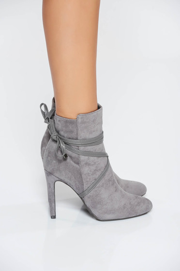 Botine gri casual din material catifelat accesorizata cu snur