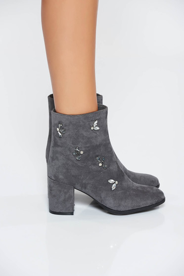 Botine gri din piele ecologica cu aplicatii cu pietre strass