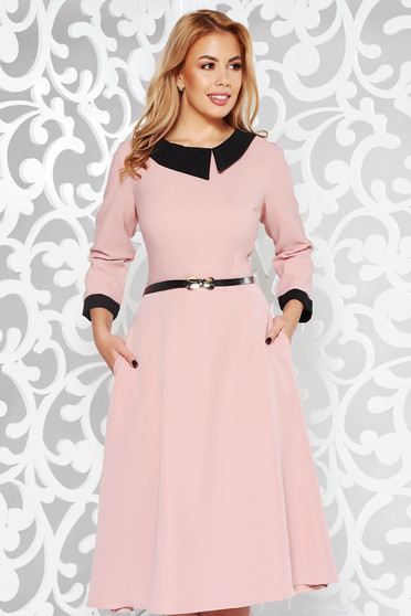 Rochie rosa eleganta in clos din stofa subtire usor elastica cu accesoriu tip curea