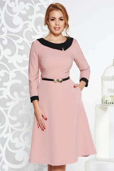 Rochie rosa eleganta in clos din stofa subtire usor elastica cu accesoriu tip curea