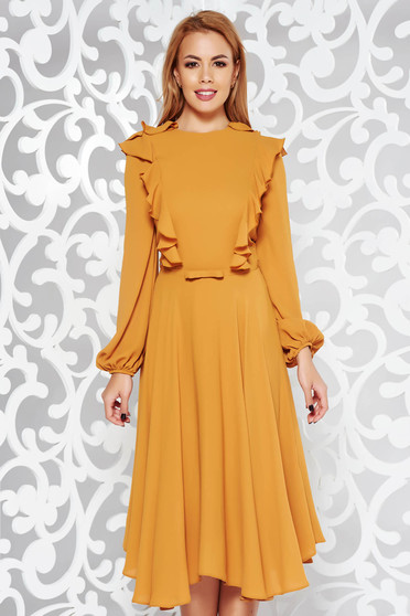 Rochie mustarie eleganta midi in clos din voal captusita pe interior accesorizata cu cordon