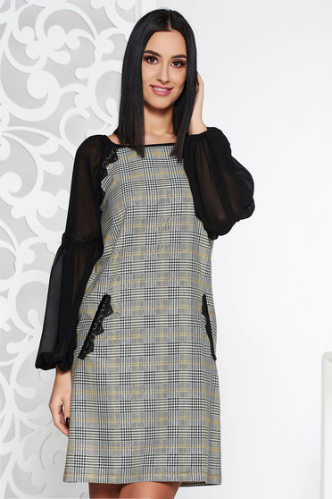 Rochie LaDonna neagra eleganta cu un croi drept din stofa neelastica captusita pe interior cu aplicatii de dantela
