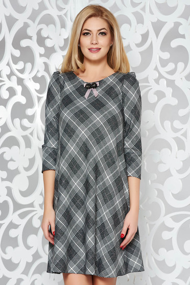 Rochie gri office cu croi larg din stofa usor elastica captusita pe interior accesorizata cu brosa