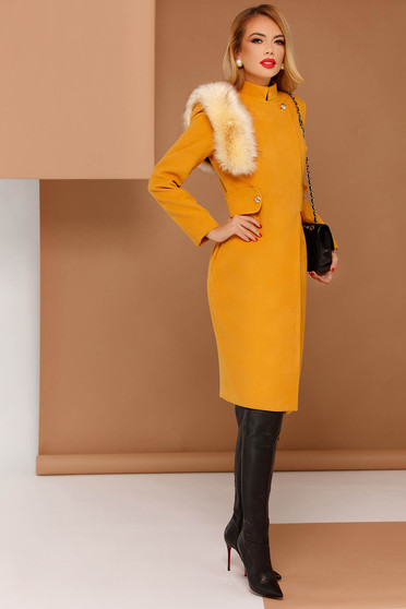 Palton PrettyGirl mustariu elegant din stofa neelastica captusit pe interior cu insertii cu blana ecologica