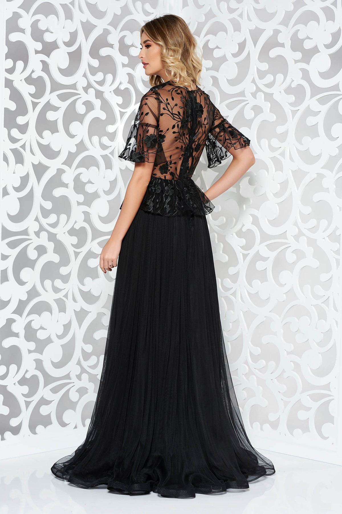 Rochie Ana Radu neagra de lux lunga in clos din tul si dantela brodata cu peplum