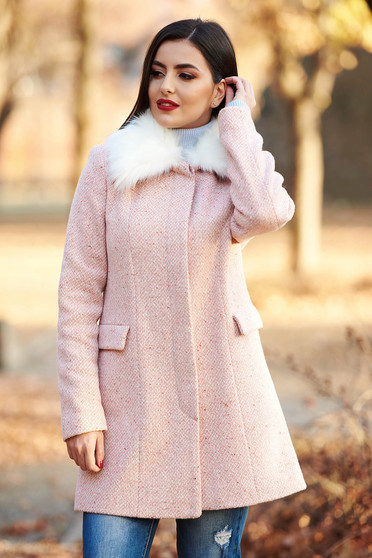 Palton rosa casual cu un croi drept din lana captusit pe interior cu guler din blana detasabil