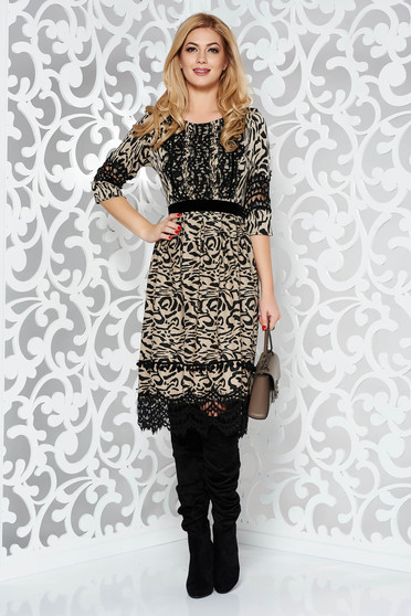 Rochie neagra de zi in clos din material moale cu aplicatii de dantela cu ciucuri accesorizata cu cordon
