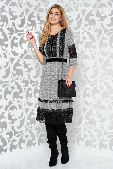 Rochie alba de zi in clos din material moale cu aplicatii de dantela cu ciucuri accesorizata cu cordon