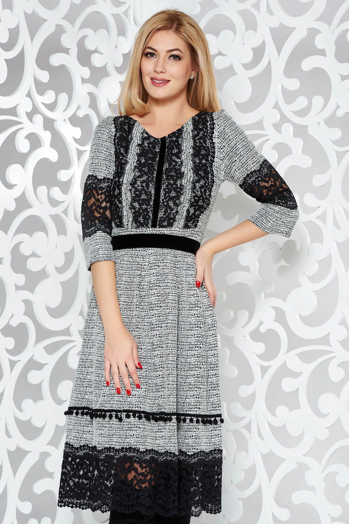 Rochie alba de zi in clos din material moale cu aplicatii de dantela cu ciucuri accesorizata cu cordon