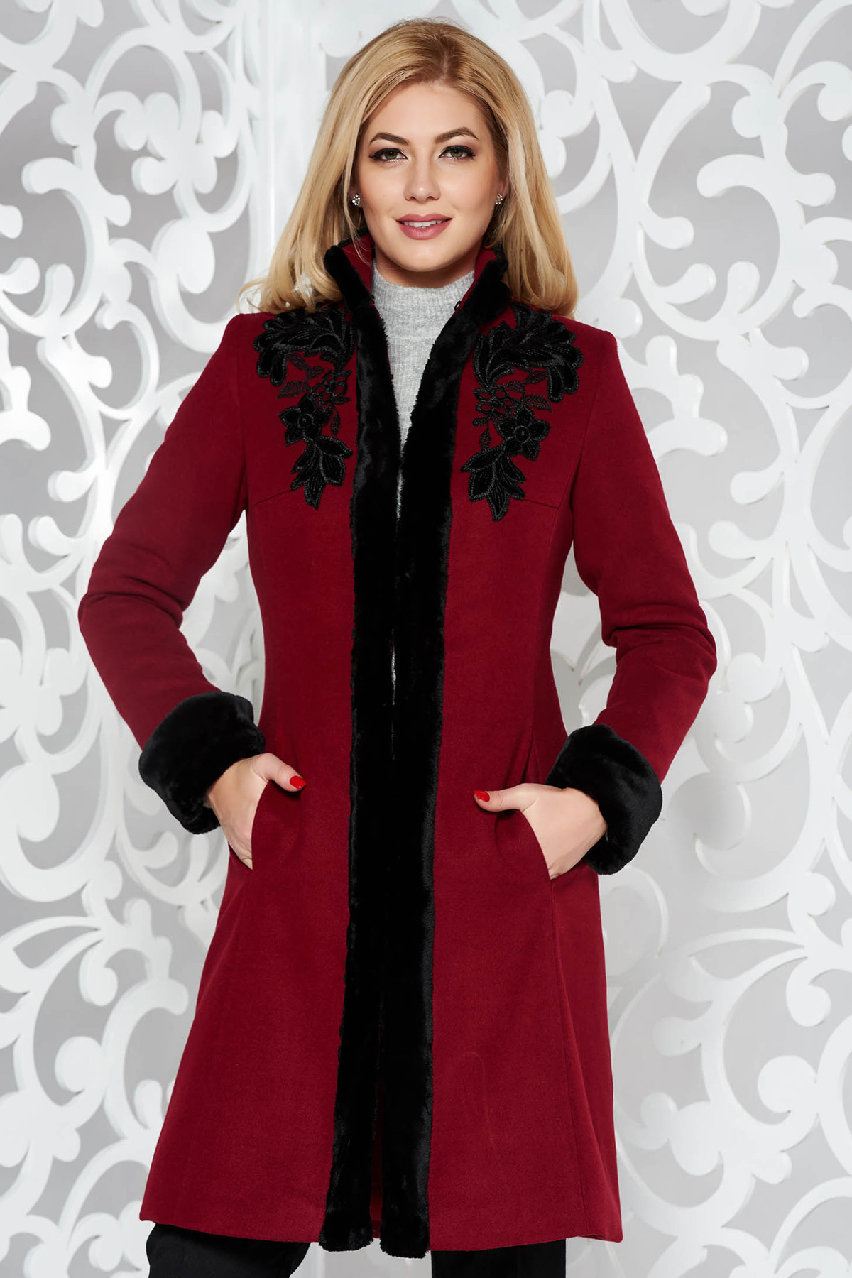 Palton LaDonna visiniu elegant din lana cu un croi cambrat cu insertii cu blana ecologica cu insertii de broderie