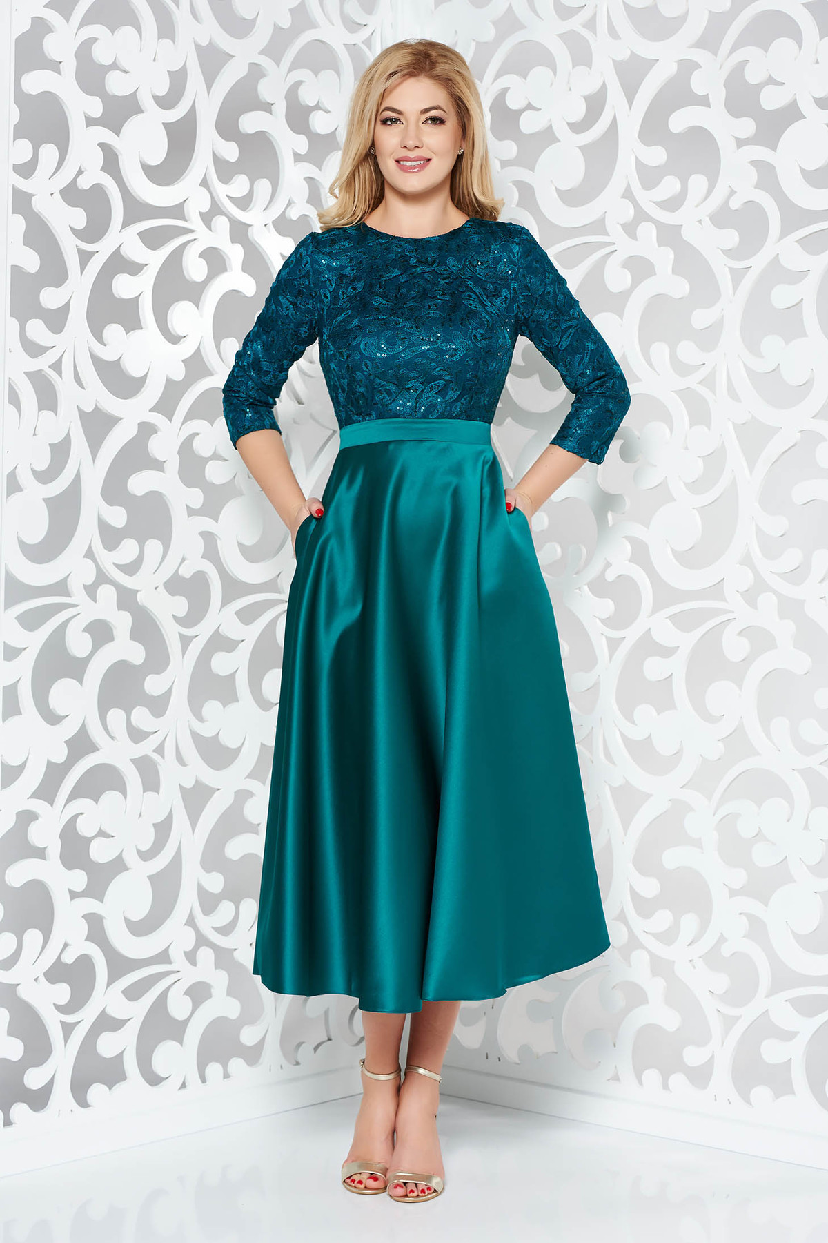 Rochie verde de ocazie in clos din material satinat captusita pe interior cu aplicatii cu paiete