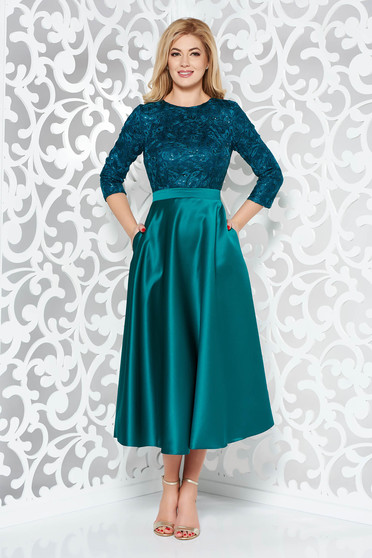 Rochie verde de ocazie in clos din material satinat captusita pe interior cu aplicatii cu paiete