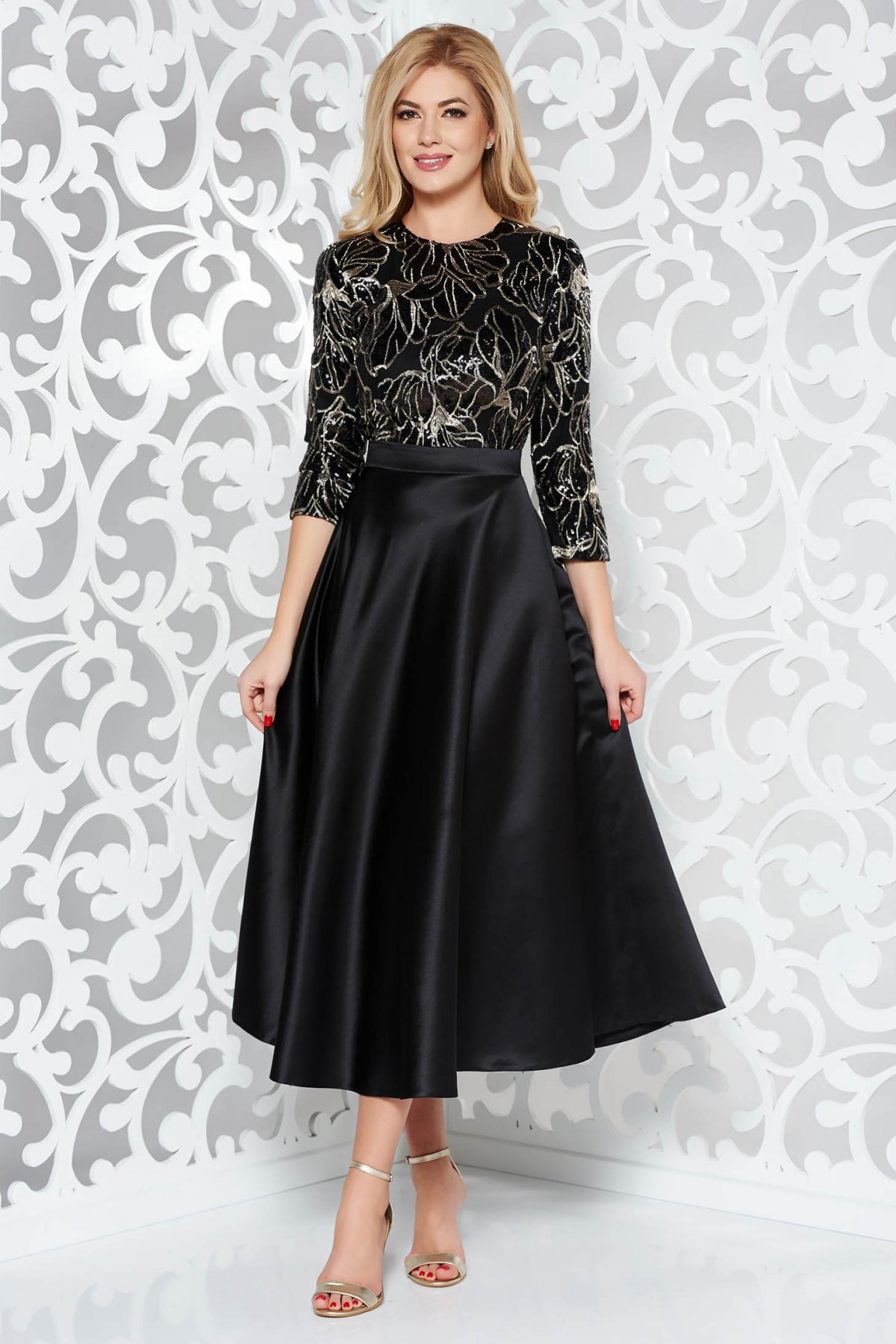 Rochie neagra de ocazie in clos din material satinat captusita pe interior cu aplicatii cu paiete