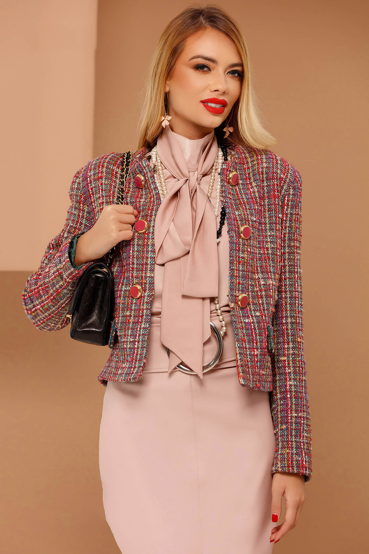 Sacou PrettyGirl corai elegant cu un croi drept din lana captusit pe interior accesorizat cu nasturi