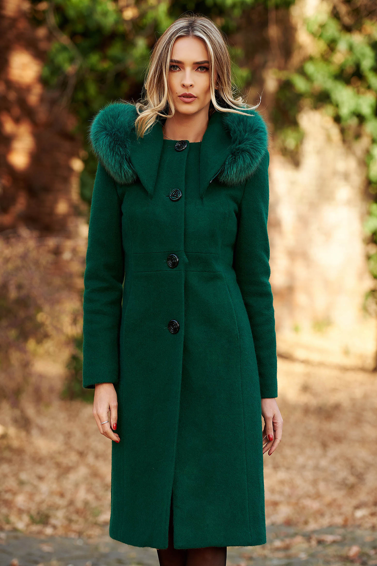 Palton verde elegant cu un croi drept din lana captusit pe interior cu guler din blana naturala si cu buzunare
