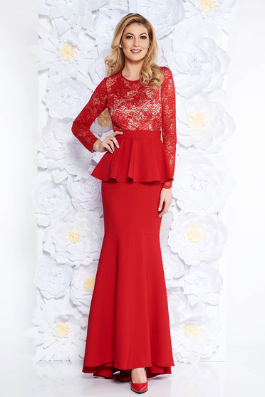 Rochie rosie de ocazie tip sirena din stofa subtire usor elastica si dantela captusita pe interior cu peplum