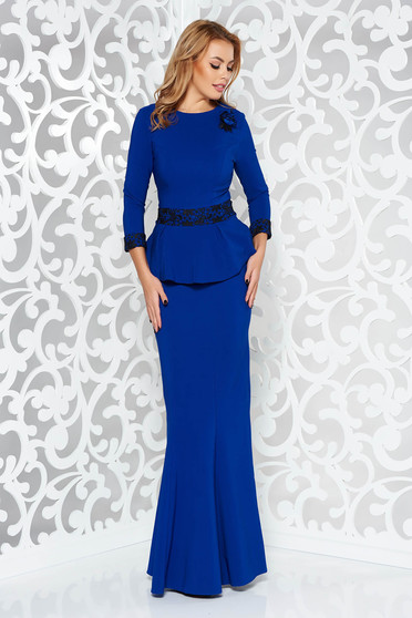 Rochie albastra de ocazie lunga tip sirena din stofa usor elastica cu aplicatii de dantela accesorizata cu brosa