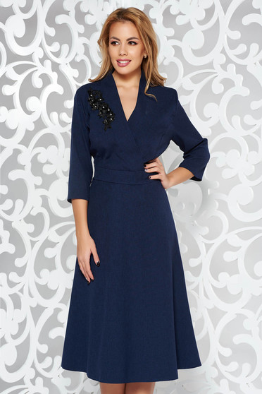 Rochie albastra-inchis eleganta in clos cu decolteu in v din stofa neelastica cu aplicatii cu margele