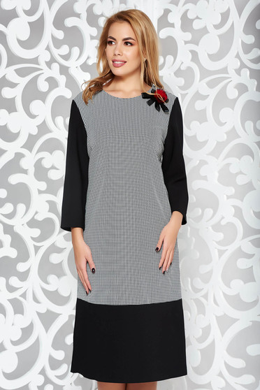 Rochie neagra eleganta cu croi larg cu maneca 3/4 din stofa usor elastica accesorizata cu brosa