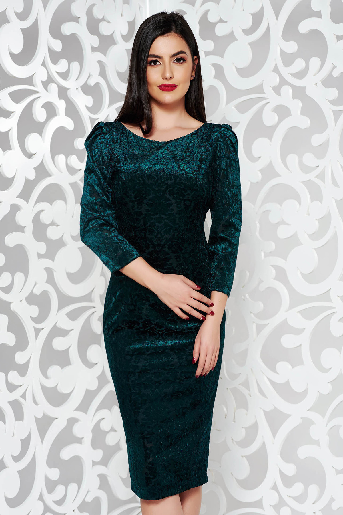 Rochie verde de ocazie tip creion din material catifelat captusita pe interior cu model in relief
