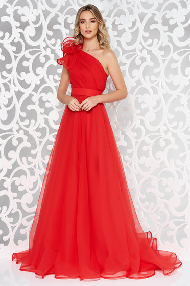 Rochie Ana Radu rosie de lux pe umar din tul captusita pe interior accesorizata cu cordon