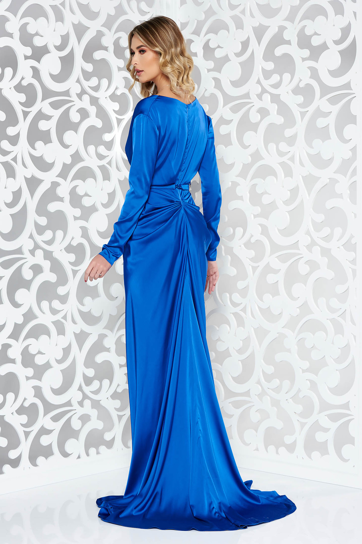 Rochie Ana Radu albastra de lux tip sirena din material satinat cu decolteu adanc accesorizata cu cordon