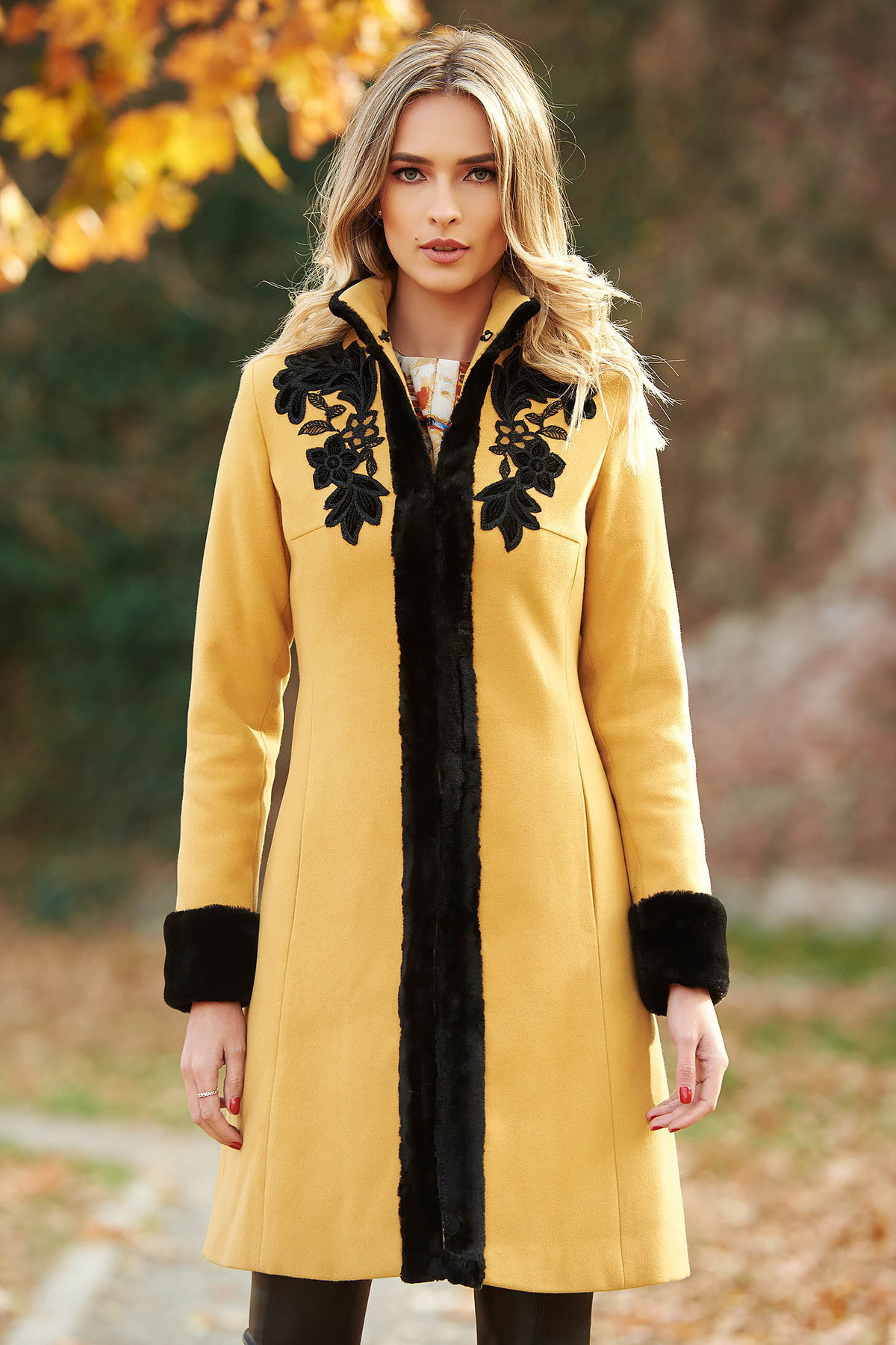 Palton LaDonna mustariu elegant cu un croi cambrat din lana captusit pe interior cu insertii de broderie si blana ecologica
